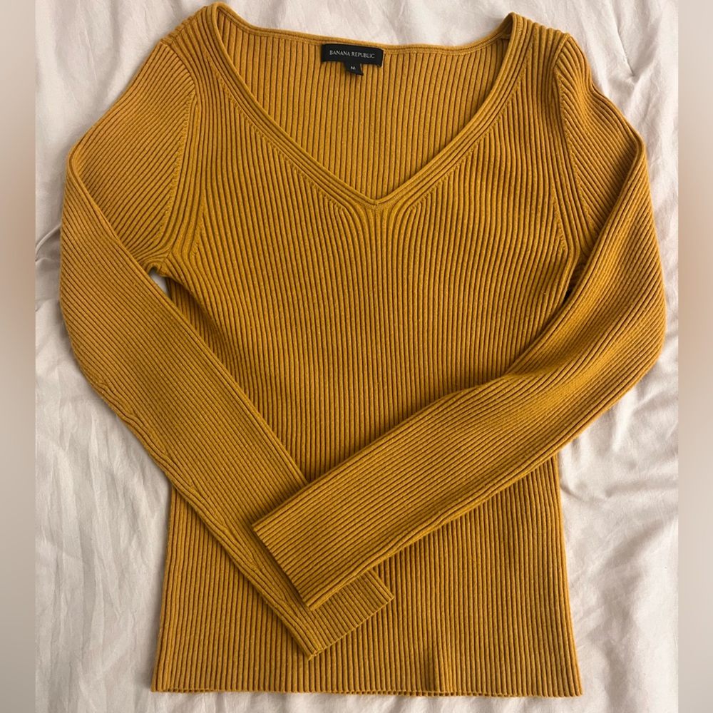 ✨SOLD✨Banana Republic Golden Ribbed V-Neck Sweater